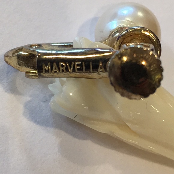 Vintage Clip on faux pearl earring, gold hardware - Picture 5 of 5